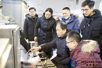 我院与内蒙古自治区水利水电勘测设计院合作开展“泄水建筑物事故闸门不同底缘型式的水动力特性研究”水工模型试验课题研究