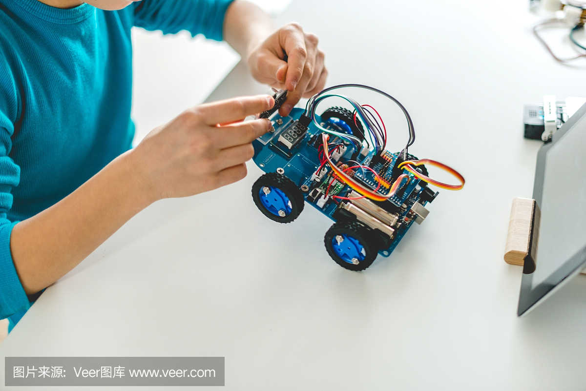 为学校作业制造机器人车