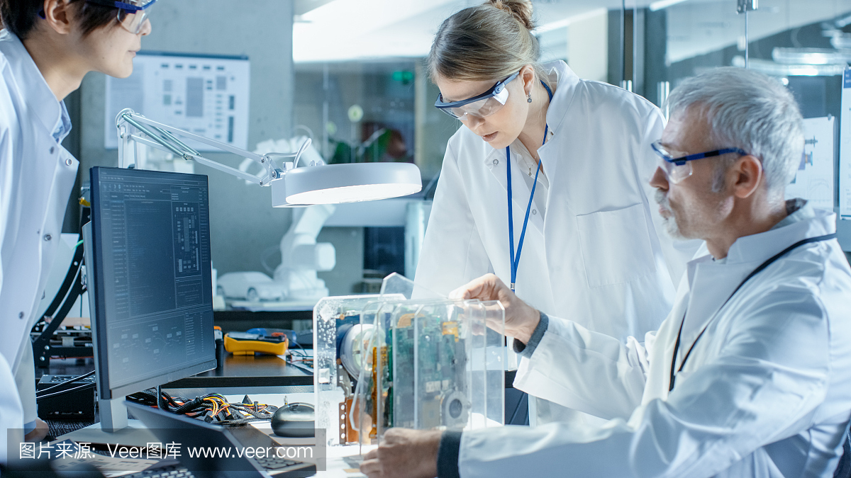 科学家团队选择印刷电路板与工作。在背景技术先进的科研中心。